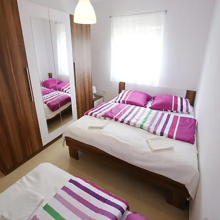 Lägenhet Kapetan - One Bedroom With Terrace