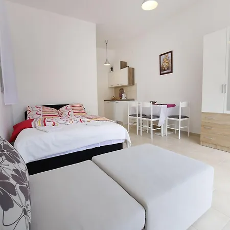 Apartment Kapetan - One Bedroom With Terrace Sukosan