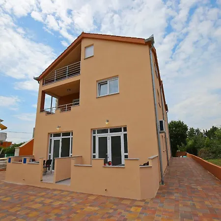 Apartamento Kapetan - One Bedroom With Terrace Sukošan